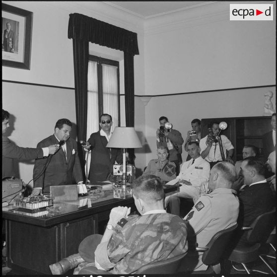 Autorités civiles et militaires à la préfecture d'Alger.