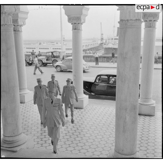 Alger. Le général Allard arrive à la préfecture.