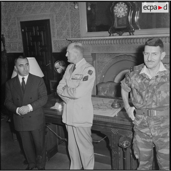 Autorités civiles et militaires à la préfecture d'Alger.