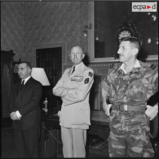 Autorités civiles et militaires à la préfecture d'Alger.
