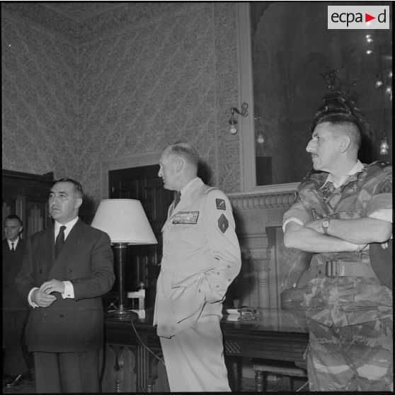 Autorités civiles et militaires à la préfecture d'Alger.