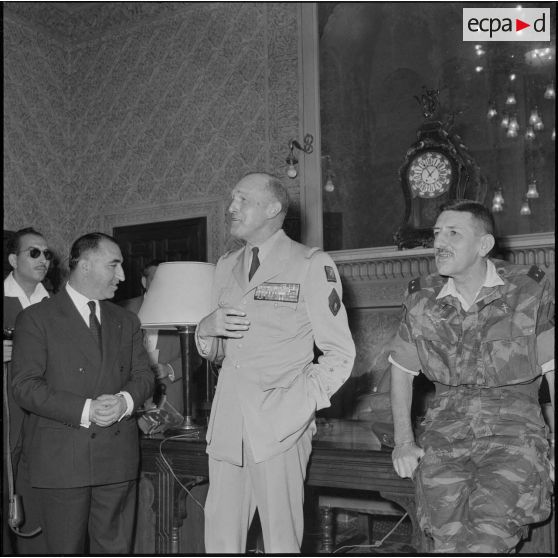 Autorités civiles et militaires à la préfecture d'Alger.