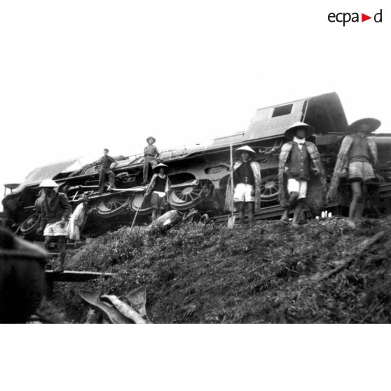 Train 2253 du 11-2-53 miné au K 714+200 près de Truoi. [légende d'origine]