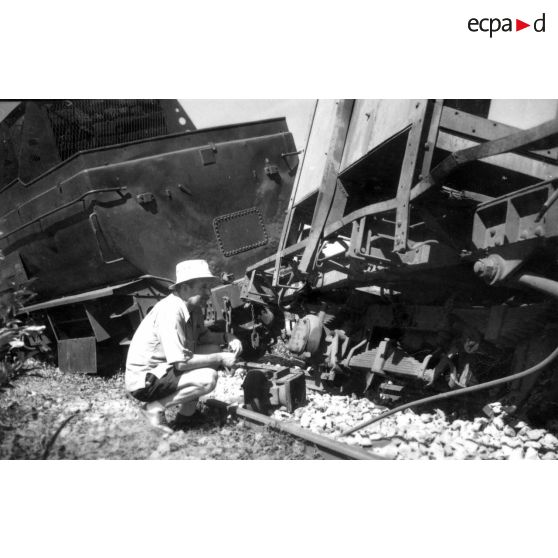 Pauly constate les dégâts occasionnés par mines. Train 2245 du 20-2-54. [légende d'origine.