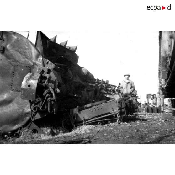 Pauly constate les dégâts occasionnés par mines. Train 2245 du 20-2-54. [légende d'origine]