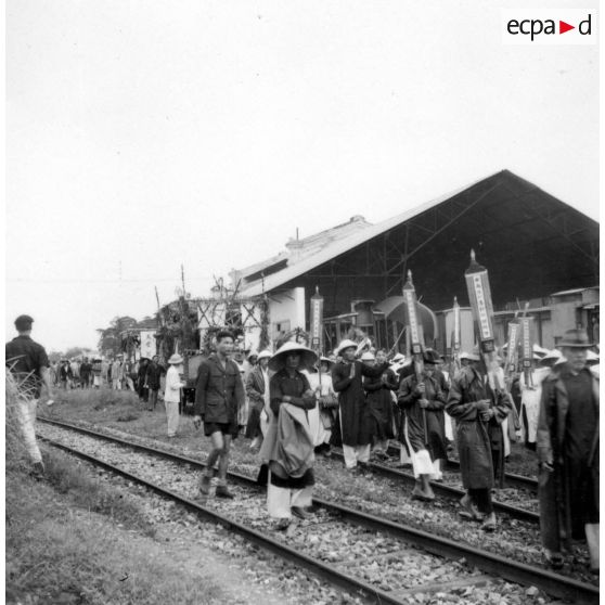 Les cheminots enterrent leurs morts. [légende d'origine]