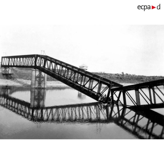 Song Bô. Pont métallique de 140 m. [légende d'origine]