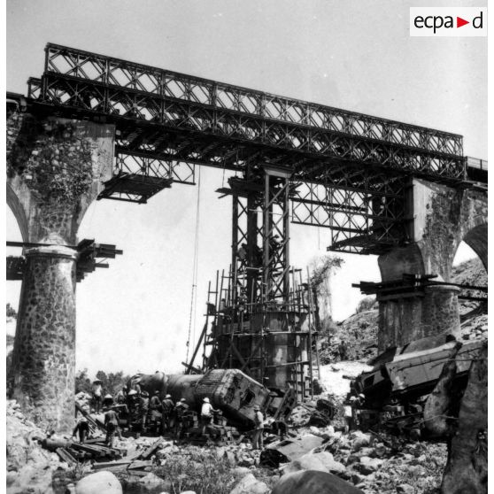 Viaduc de Baïca. Viaduc à arches de 10 mètres. La pile intermédiaire nord a été détruite par explosifs au passage du train, le 22 juin 1953. [légende d'origine]