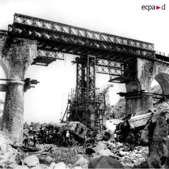 Viaduc de Baïca. Viaduc à arches de 10 mètres. La pile intermédiaire nord a été détruite par explosifs au passage du train, le 22 juin 1953. [légende d'origine]