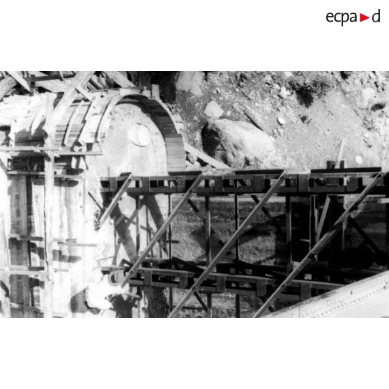 Viaduc de Baïca. Viaduc à arches de 10 mètres. La pile intermédiaire nord a été détruite par explosifs au passage du train, le 22 juin 1953. [légende d'origine]