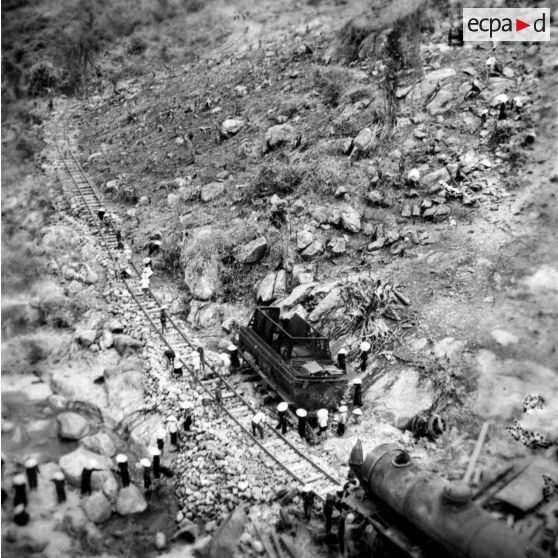 Viaduc de Baïca. Viaduc à arches de 10 mètres. La pile intermédiaire nord a été détruite par explosifs au passage du train, le 22 juin 1953. [légende d'origine]