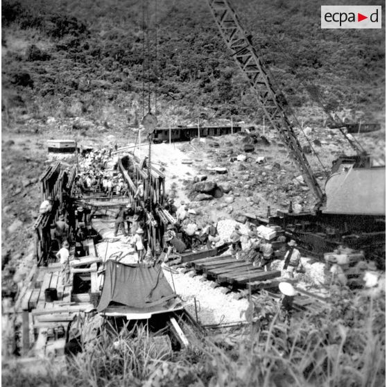 Viaduc de Baïca. Viaduc à arches de 10 mètres. La pile intermédiaire nord a été détruite par explosifs au passage du train, le 22 juin 1953. [légende d'origine]