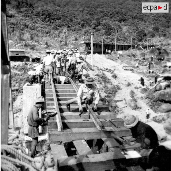 Viaduc de Baïca. Viaduc à arches de 10 mètres. La pile intermédiaire nord a été détruite par explosifs au passage du train, le 22 juin 1953. [légende d'origine]