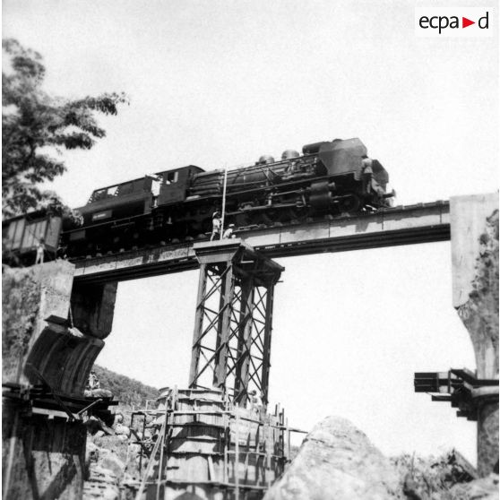 Viaduc de Baïca. Viaduc à arches de 10 mètres. La pile intermédiaire nord a été détruite par explosifs au passage du train, le 22 juin 1953. [légende d'origine]