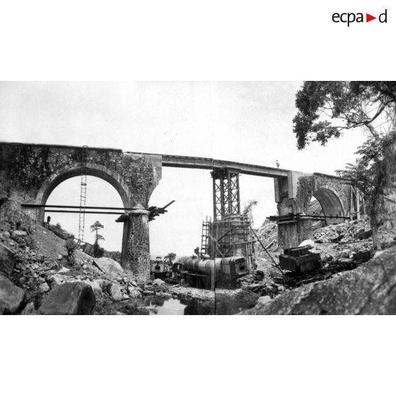 Viaduc de Baïca. Viaduc à arches de 10 mètres. La pile intermédiaire nord a été détruite par explosifs au passage du train, le 22 juin 1953. [légende d'origine]