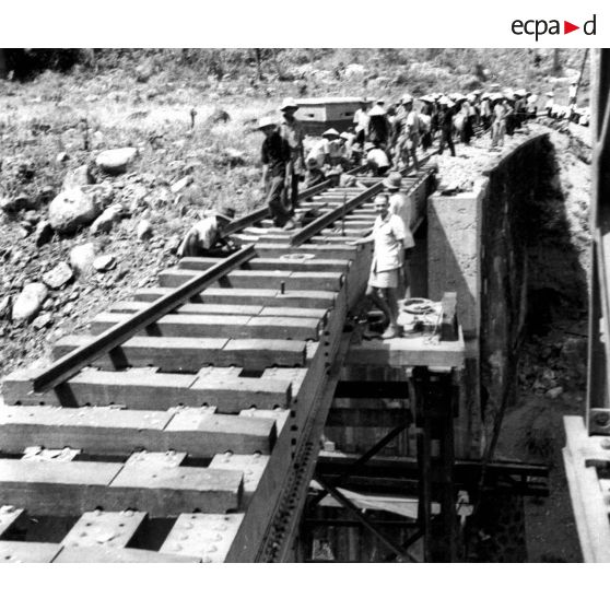 Viaduc de Baïca. Viaduc à arches de 10 mètres. La pile intermédiaire nord a été détruite par explosifs au passage du train, le 22 juin 1953. [légende d'origine]