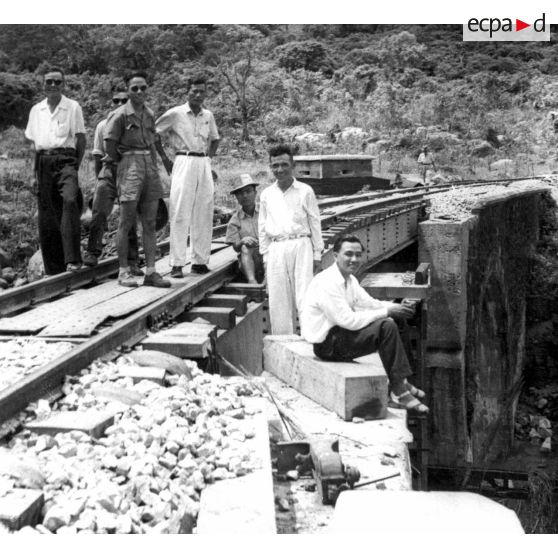 Viaduc de Baïca. Viaduc à arches de 10 mètres. La pile intermédiaire nord a été détruite par explosifs au passage du train, le 22 juin 1953. [légende d'origine]