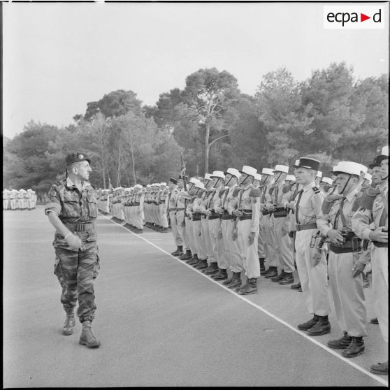 Cérémonie militaire à Zeralda.