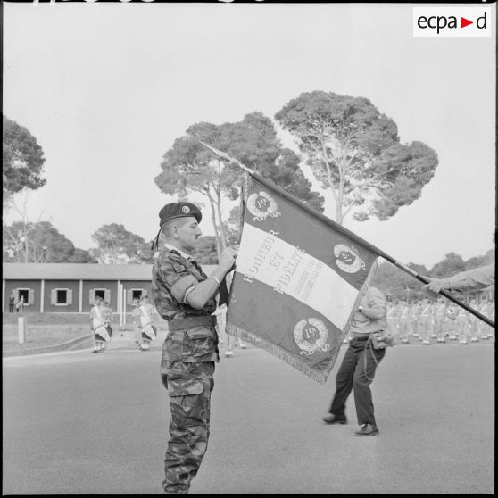 Zeralda. Le général Massus devant le drapeau du 1er régiment étranger de parachutistes (REP).