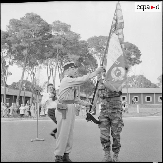 Zeralda. Remise du drapeau du 1er régiment étranger de parachutistes (REP).