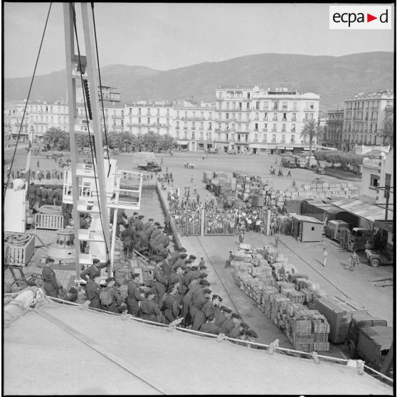 Bône. Arrivée des parachutistes à bord du "Ville de Marseille".