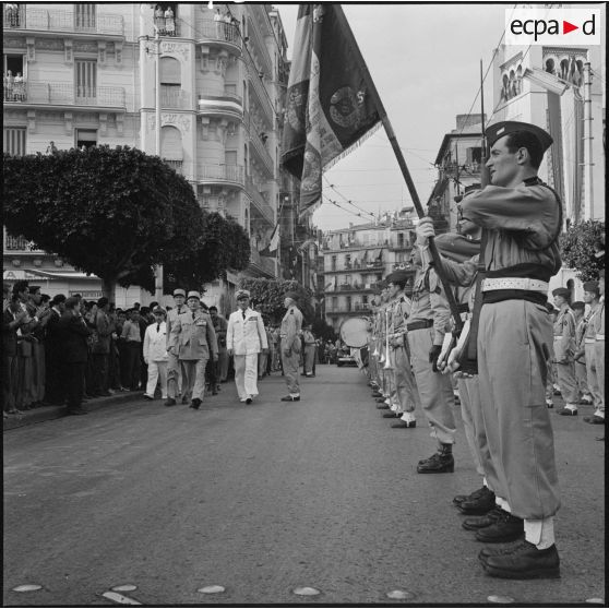 Alger. Revue des troupes par le général Salan.