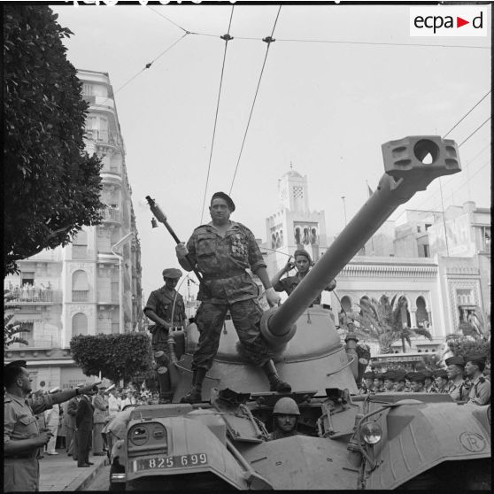 Alger. Transport de la flamme du souvenir.