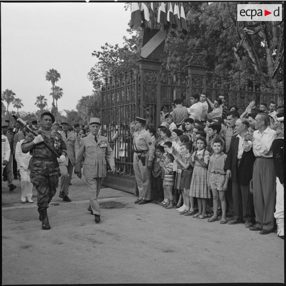Alger. Cérémonie place de Bir Hakeim.