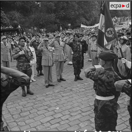 Alger. Cérémonie de ranimage de la flamme du souvenir.