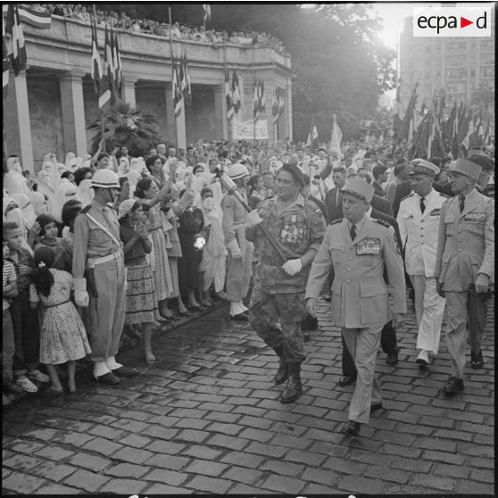 Alger. Cérémonie place de Bir Hakeim.