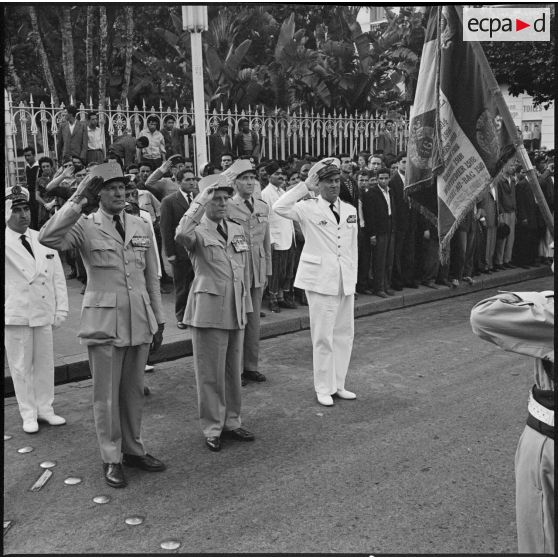 Alger. Visite du général Salan.