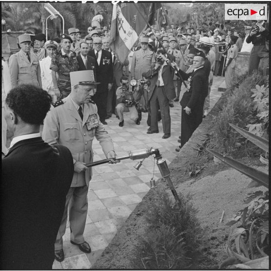 Alger. Cérémonie place de Bir Hakeim.