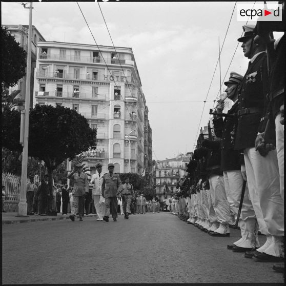 Alger. Revue des troupes.