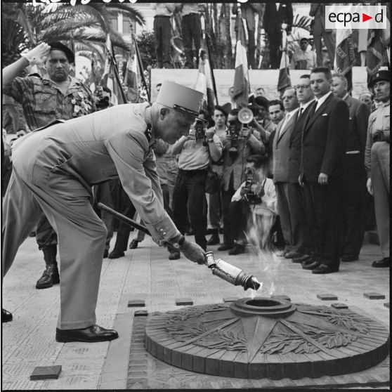Alger. Cérémonie au monument aux morts.