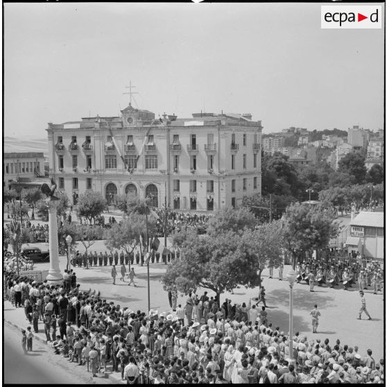 Constantine. La foule sur la place de la Brèche.