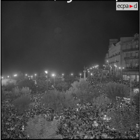 Constantine. Vue aérienne de la foule.