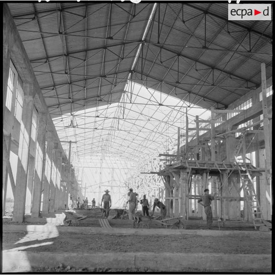 Un chantier dans un hangar.
