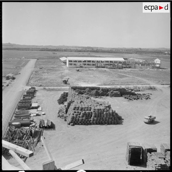 Vue aérienne d'un entrepôt du Génie.