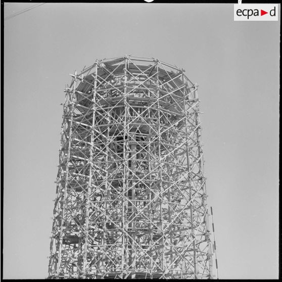 Echafaudage autour d'une tour.