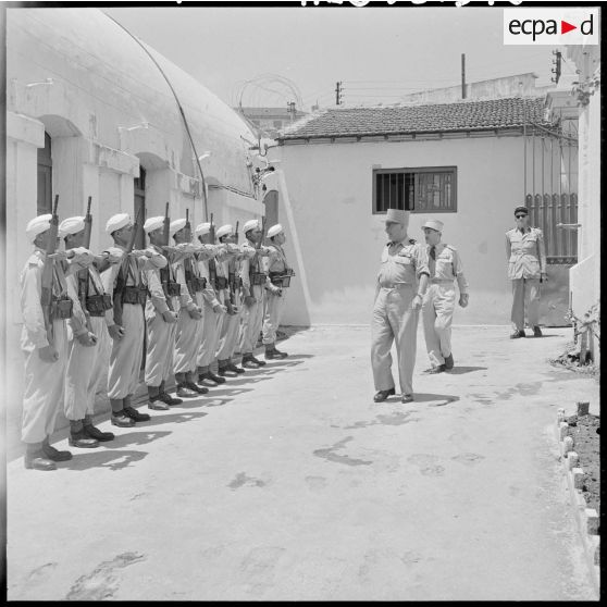 Centre de transit de la base d'Alger. Prise d'armes.