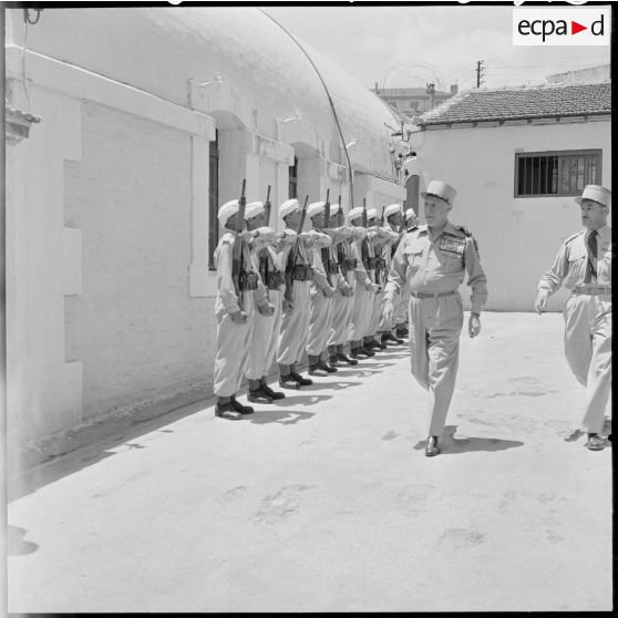 Centre de transit de la base d'Alger. Prise d'armes.