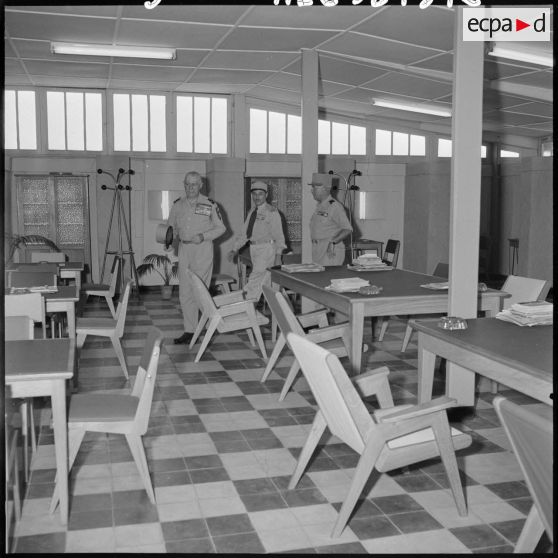 Centre de transit de la base d'Alger. Le général Salan.