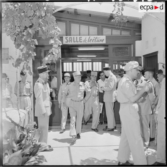 Centre de transit de la base d'Alger. Visite du général Salan.
