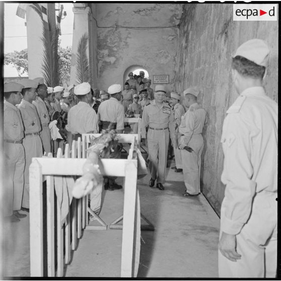 Fête de l'Aïd El-Kebir au centre de transit de la base d'Alger. Visite du général Salan.