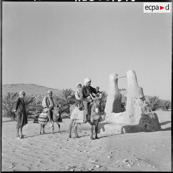 Ouargla. Des hommes devant un puits.