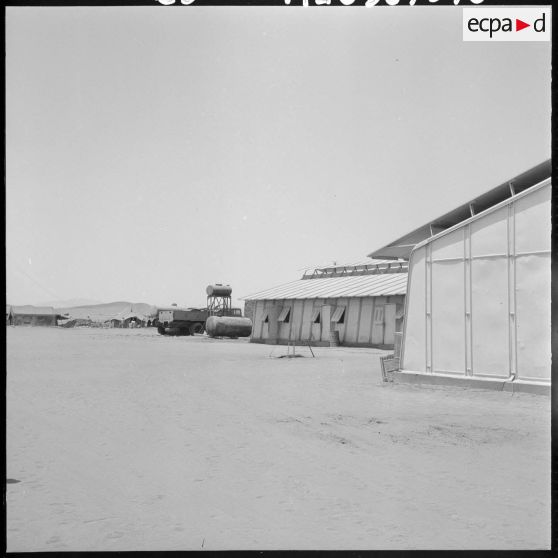 Edjeleh. La base militaire.