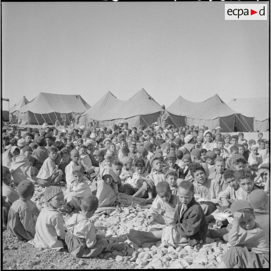 Les enfants du centre de regroupement de Bazer.