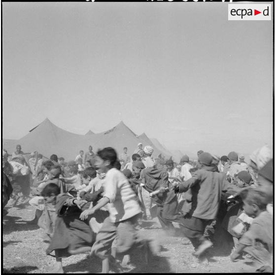 Les enfants du centre de regroupement de Bazer.