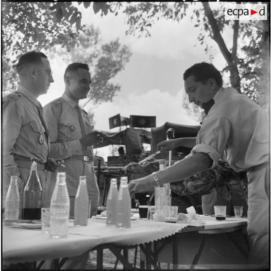 Méchoui pendant la célébration de l'Aïd el Kébir au centre de regroupement de Bazer.
