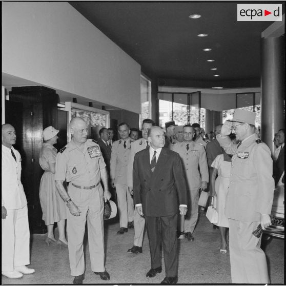 Alger. Les autorités civiles et militaires dans un hall de magasin.